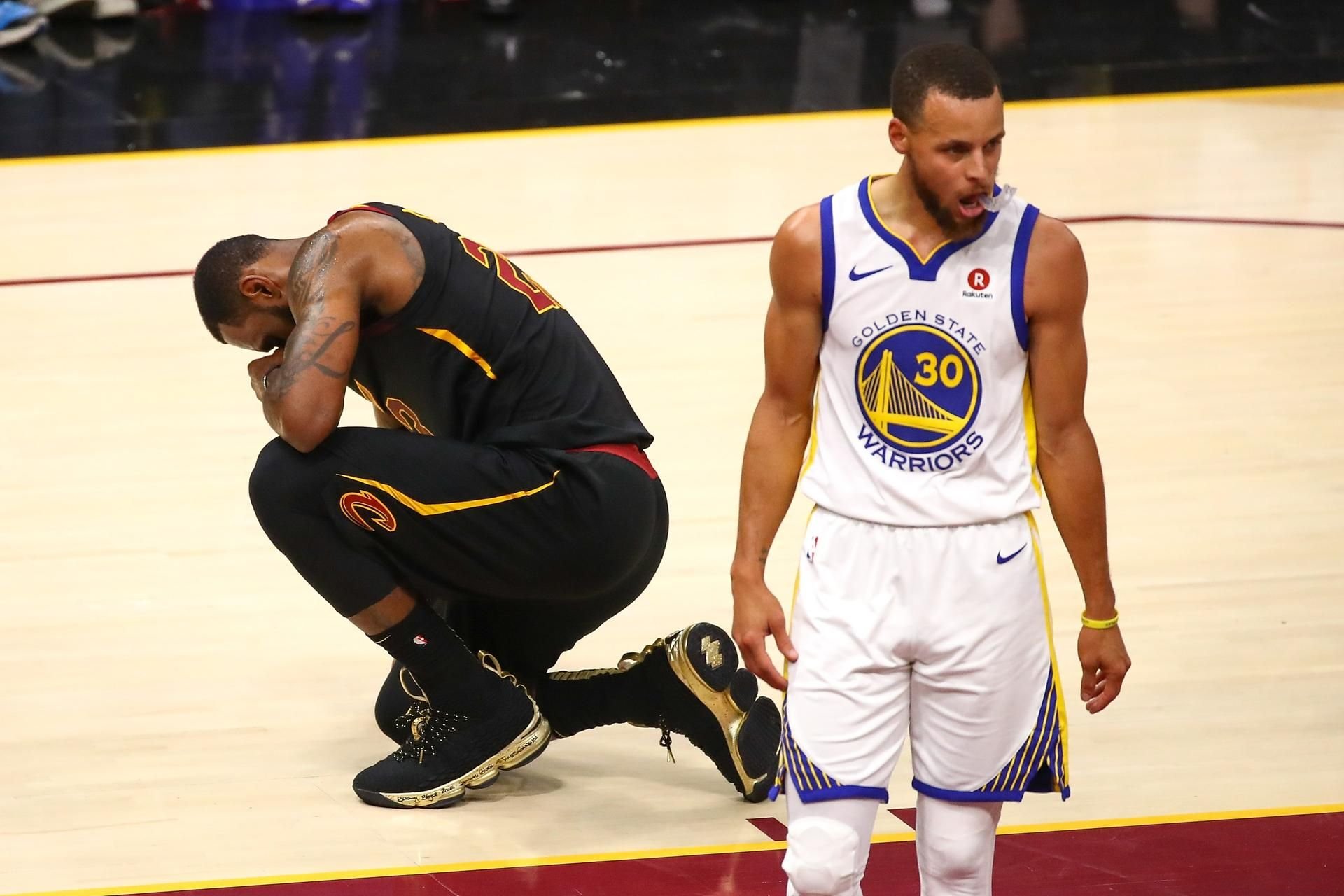 Geschlagener König: Lebron James (links) hatte mit den Cleveland Cavaliers keine Chance gegen Stephen Curry (rechts) und die Golden State Warriors.