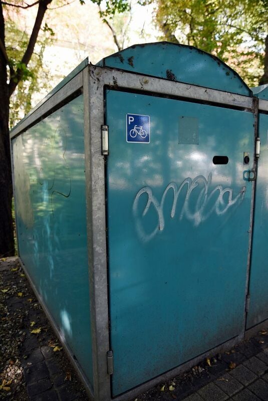 Einst vielgenutzt, sind die Fahrradboxen am Köthener Schloss längst nicht mehr im Dienst. Im Interesse der Radtouristen sollten neue Boxen installiert werden.
