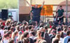 Die Punkband „Feine Sahne Fischfilet“ mit ihrem Frontmann Jan „Monchi“ bei einem Konzert in Demmin.