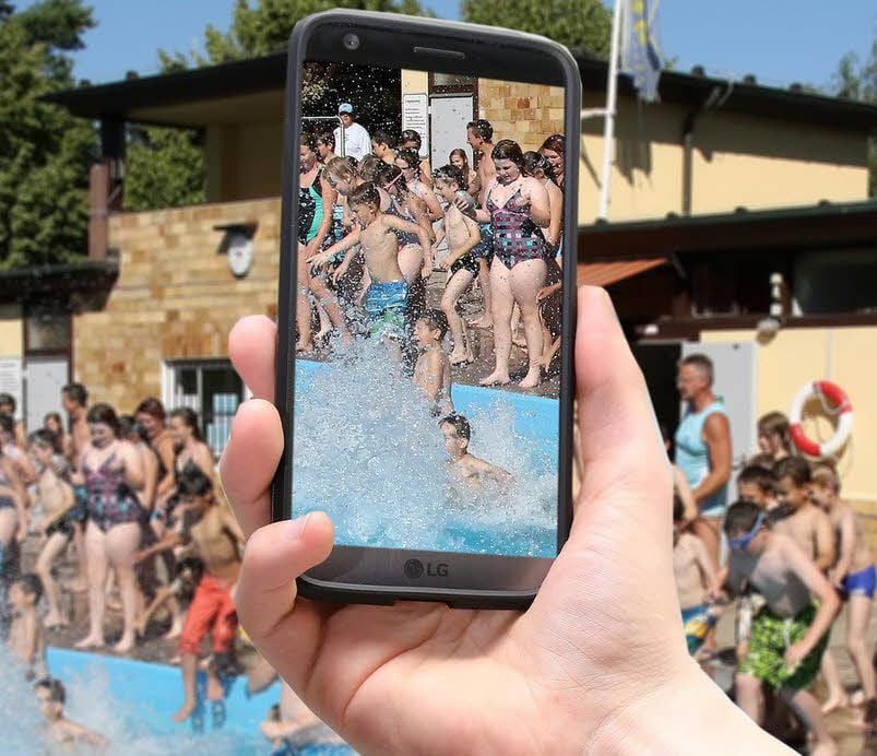 Smartphones kommen auch im Freibad zum Einsatz.