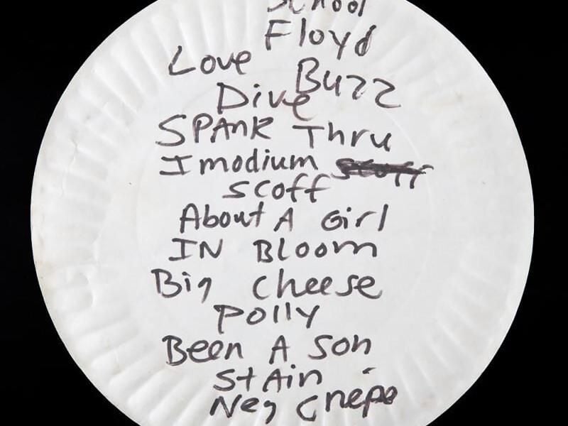 Dieser Pizza-Pappteller mit einer handgeschriebenen Set-Liste von Kurt Cobain ist für 22 400 Dollar (rund 20 000 Euro) versteigert worden. Foto: Julien's Auctions
