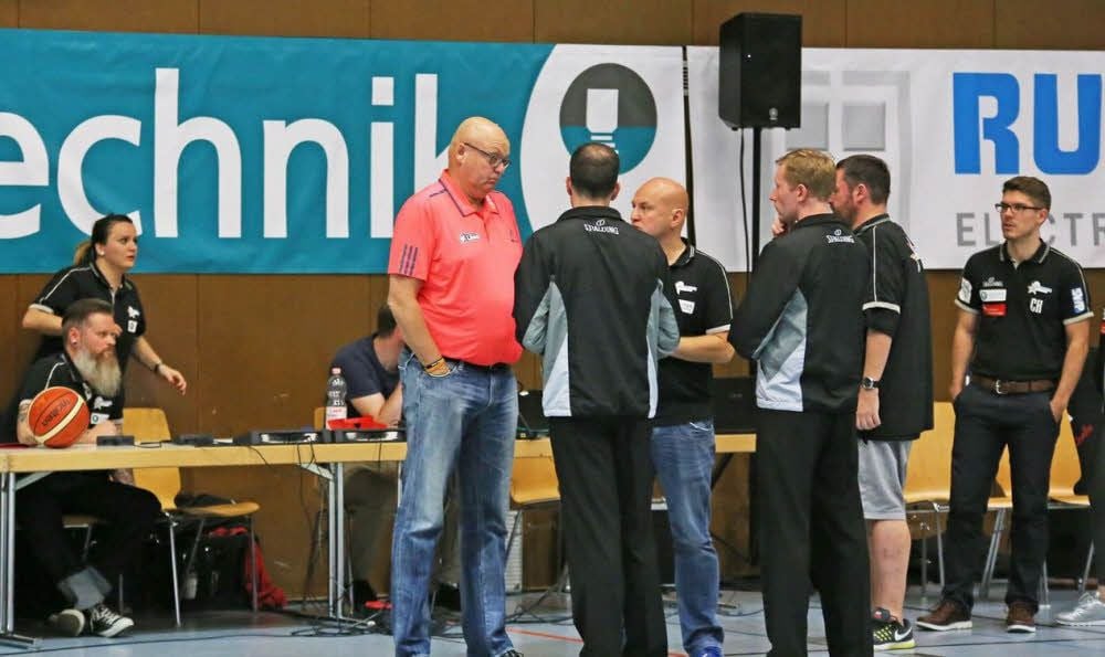 Lions-Trainer René Spandauw (l.) in Beratung mit den Schiedsrichtern und Offiziellen.