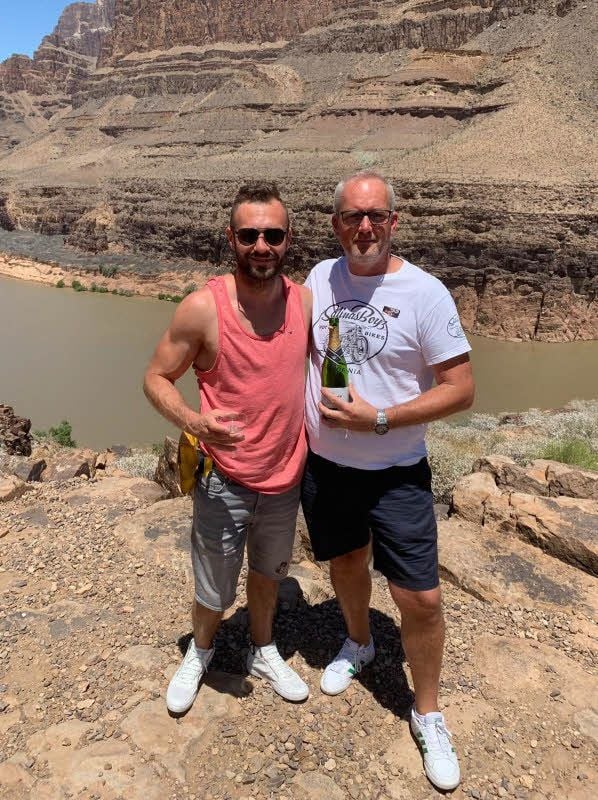 Vom Grand Canyon an die Unstrut: Vor eindrucksvoller Kulisse haben der Präsident des FC ZWK Nebra, Steffen Fuchs (r.), und Boxprofi Dominic Bösel auf das bevorstehende HFC-Spiel angestoßen. Bösel wird am kommenden Sonntag in Nebra Autogramme schreiben.