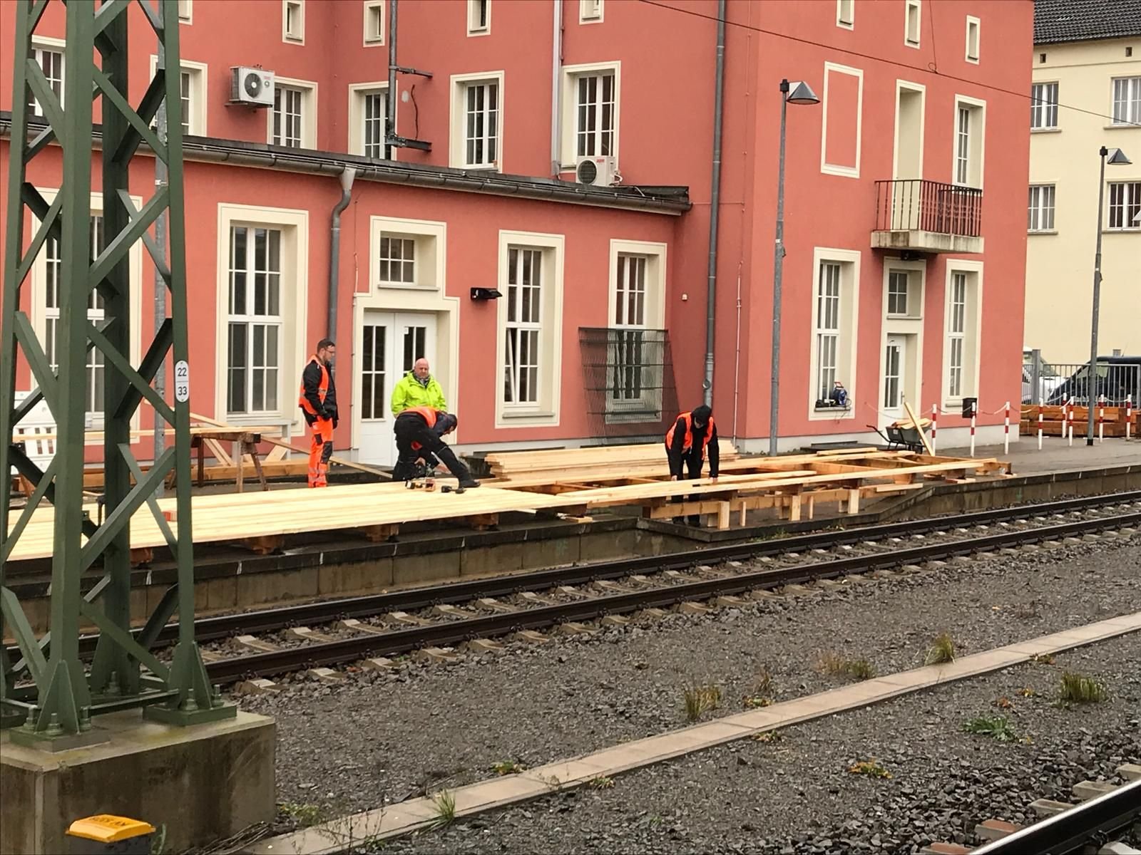 Am Bahnsteig 1 des Dessauer Hauptbahnhofs finden derzeit Bauarbeiten statt.