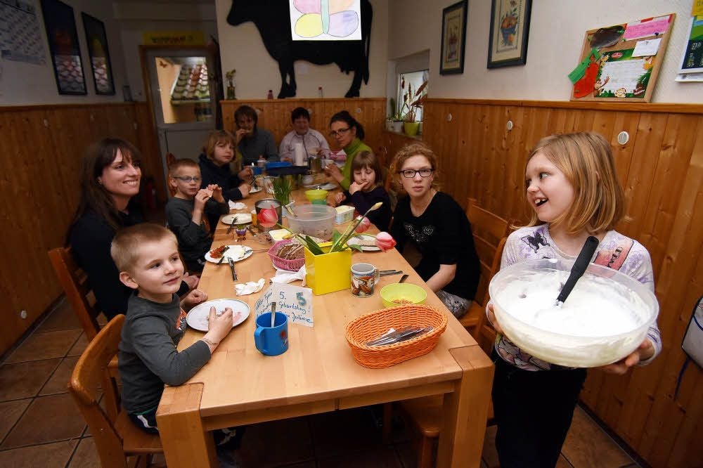 Abendbrotzeit im Zeitzer Kinderdorf: Bei Juliane Kipping (links) lernen die Kinder, wie ein geregeltes Familienleben funktioniert.