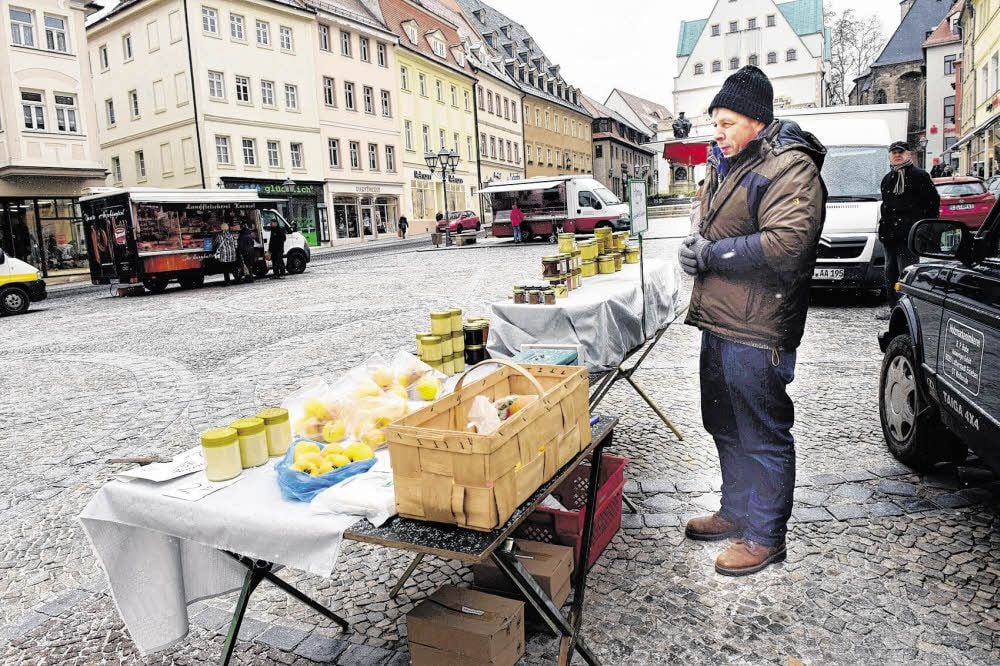 Ingolf Heilmann steht bei Wind und Wetter auf dem Eisleber Wochenmarkt. Mütze und Handschuhe dürfen nicht fehlen.