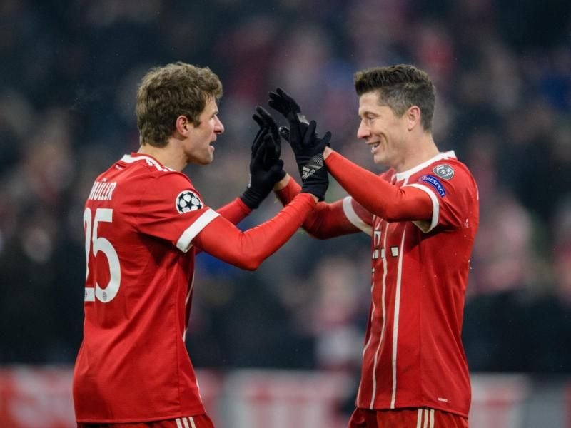 Thomas Müller (l) und Robert Lewandowski erzielten jeweils zwei Treffer beim 5:0 gegen Besiktas Istanbul. Foto: Matthias Balk