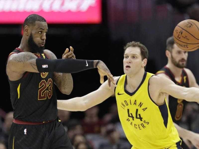 Auch ein starker LeBron James (l) konnte Clevelands Niederlage nicht verhindern. Foto: Tony Dejak/AP