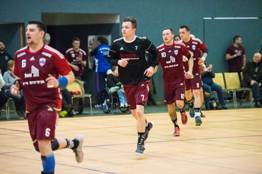 Christian Haufe (r.) fällt mit einem Zehenbruch aus, Stephan Meyer (Nummer 7) vertritt ihn als Kreisläufer.