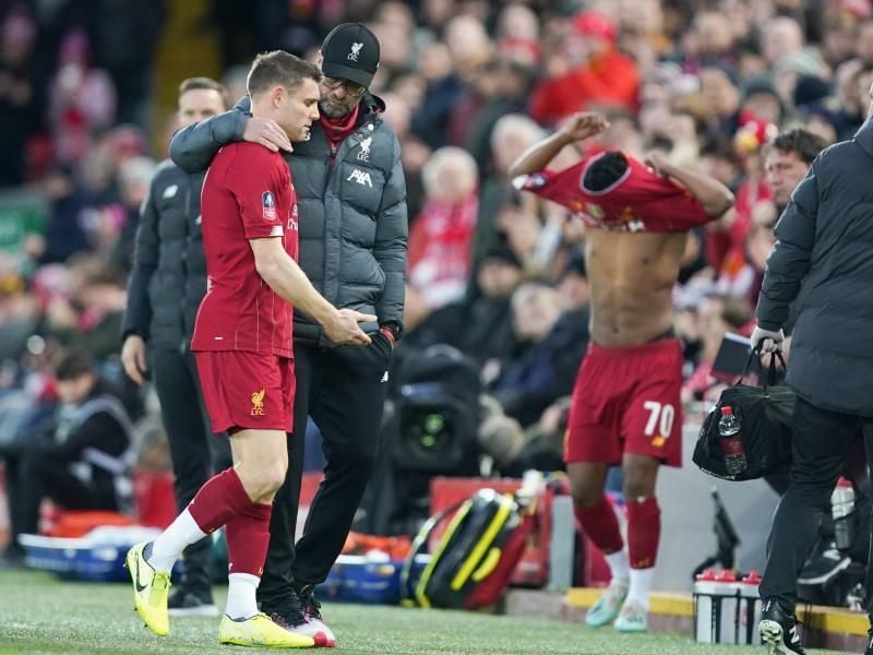 James Milner musste schon nach neun Minuten angeschlagen ausgewechselt werden und humpelte vom Platz. Foto: Jon Super/AP/dpa