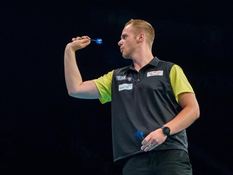Wirft in Oberhausen um den Darts-EM-Titel: Max Hopp. Foto: Daniel Bockwoldt/dpa