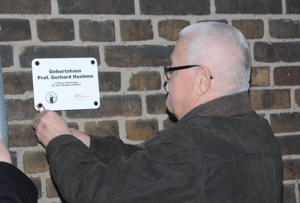 Joachim Sabiniarz bringt die Gedenktafel am Geburtshaus an.