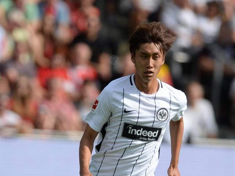 Daichi Kamada von Frankfurt spielt den Ball. Foto: Patrick Seeger/Archiv