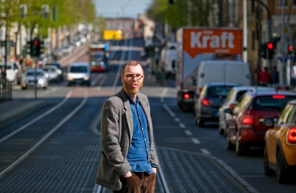 Christian Kreis hat als Stadtschreiber das „Halle Alphabet“ verfasst - Buchstabe L ist die Ludwig-Wucherer-Straße, die man auf gar keinen Fall als „LuWu“ abkürzen darf: „Das ist Blasphemie.“ Kreis hatte 2019 das Stipendium als Stadtschreiber erhalten.