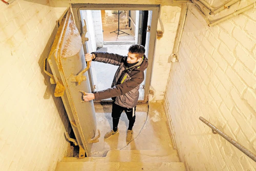 Phillip Paul öffnet die dicke Stahltür, die in die geheimnisvollen Räume des Bunkers unter dem Schlosskeller führen.