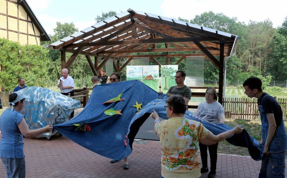 Am Dienstag begann im Diest-Hof Seyda eine Projektwoche der Theatergruppe der „AugustinusDiestler“, in der sie das Märchen „Vom Fischer und seiner Frau“ für die Aufführung beim Sommerfest deutlich modifizieren, wie Werner Srugise während der Probe verriet.