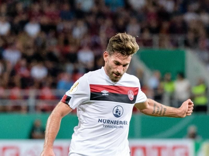 Enrico Valentini von Nürnberg spielt den Ball. Foto: Matthias Balk/dpa