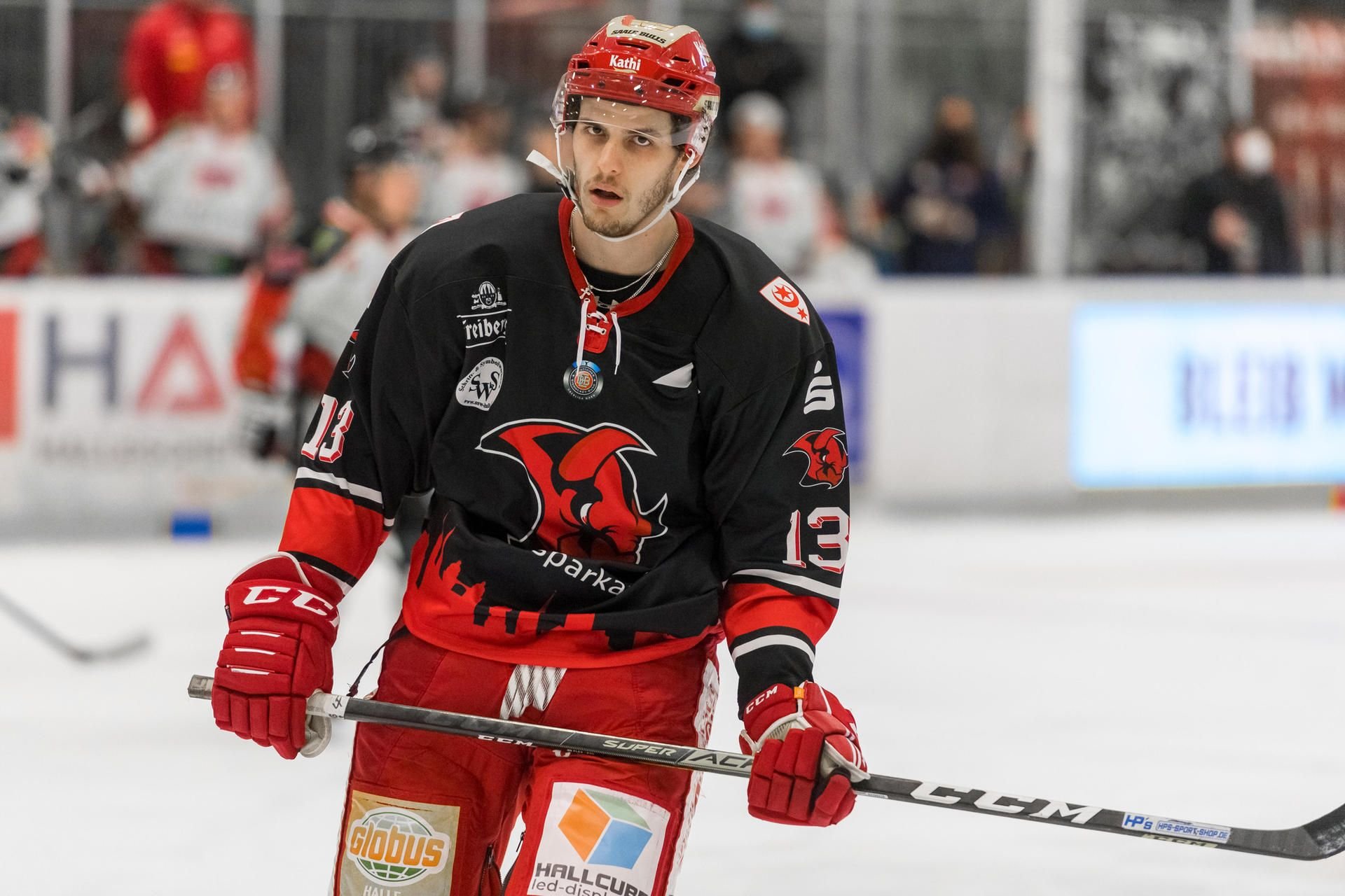 Verteidiger Leon Fern traf doppelt und rettete die Saale Bulls gegen Herne in die Overtime.