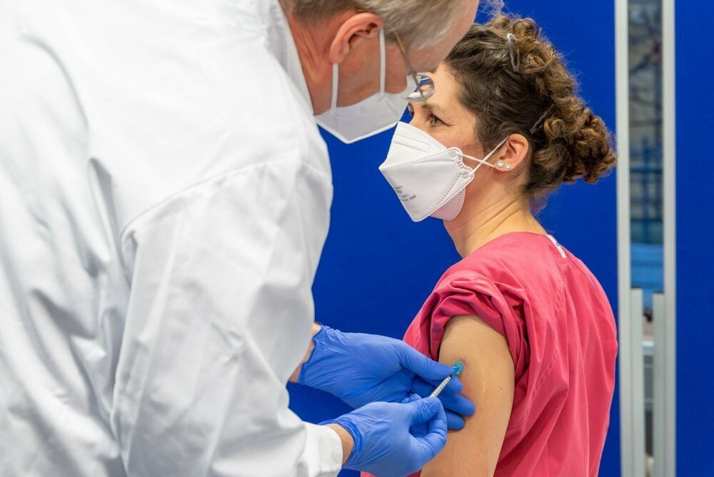 Tonja Weber, Oberärztin in der Notaufnahme des Klinikums, lässt sich von Klinik-Chef Thomas Moesta mit dem Moderna-Wirkstoff impfen.