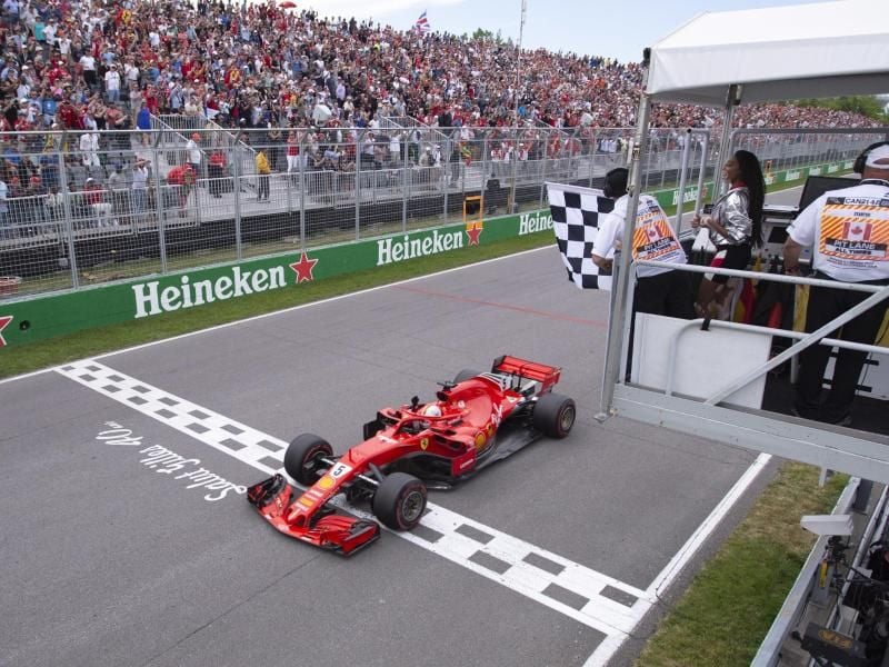 Sebastian Vettel fährt in Kanada als Erster über die Ziellinie. Im Ausguck neben der Strecke Winnie Harlow. Foto: Paul Chiasson/The Canadian Press/AP