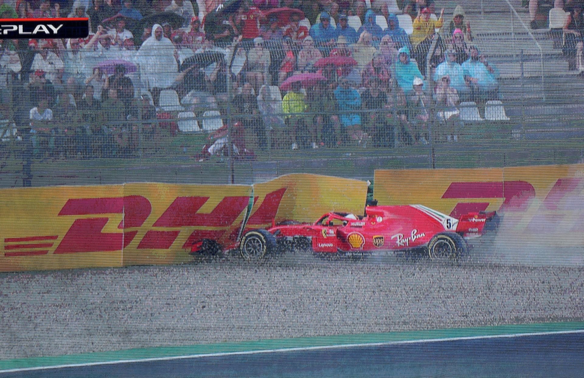 Der Moment in dem die WM-Führung für Vettel verloren ging. Verletzt wiurde der deutsche Rennfahrer glücklicherweise nicht.