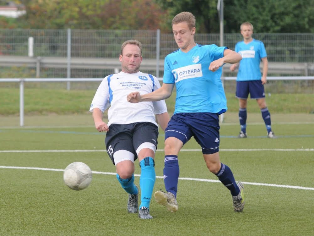 Geburtstagskind Christian Haberzettl (l.) vom FC RSK Freyburg II mit dem zweifachen Nebraer Torschützen Lukas Sander.