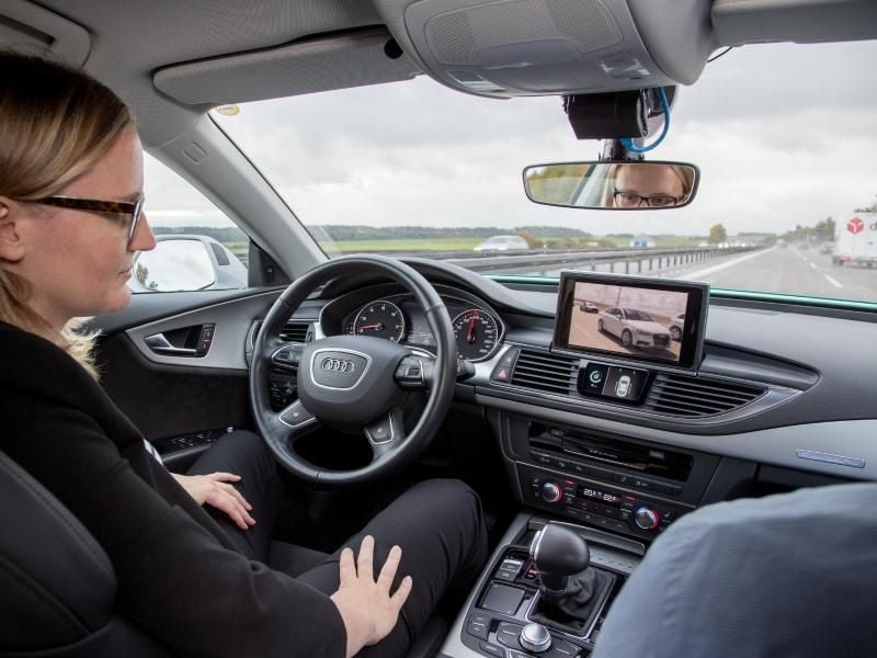 Autopilot: Audi-Ingenieurin Stefanie Angerer fährt auf der Autobahn A9 in einem Audi, der allein von einem Computer gestuert wird. Foto: Graeme Fordham/Audi AG