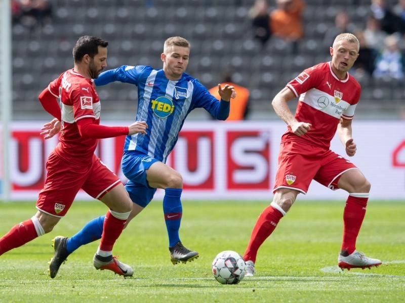 Stuttgarts Andreas Beck (r) hat sich im Spiel gegen Hertha verletzt. Foto: Soeren Stache