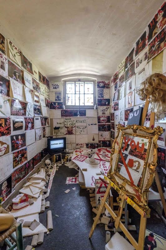 Eine der Zellen in Wittenbergs Altem Gefängnis, die im Jahr 2017 von Künstlern gestaltet wurden, hier eine Arbeit von Jonathan Meese