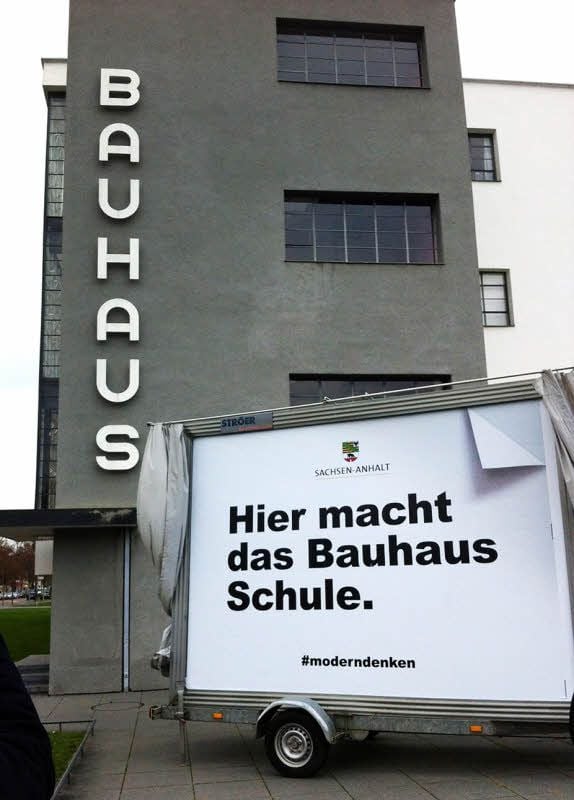 Werbung für das Bauhausjubiläum 2019: „Hier macht das Bauhaus Schule.“ Aber welches?