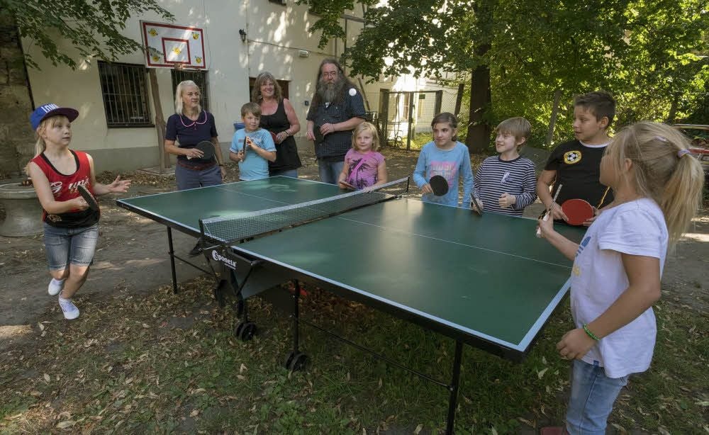 Viele Kinder verbringen ihre Freizeit in der Reichenstraße bei Sport und Spiel.