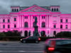 Das Rathaus Altona wird während einer Beleuchtungsaktion pink angestrahlt. Foto: Markus Scholz/dpa