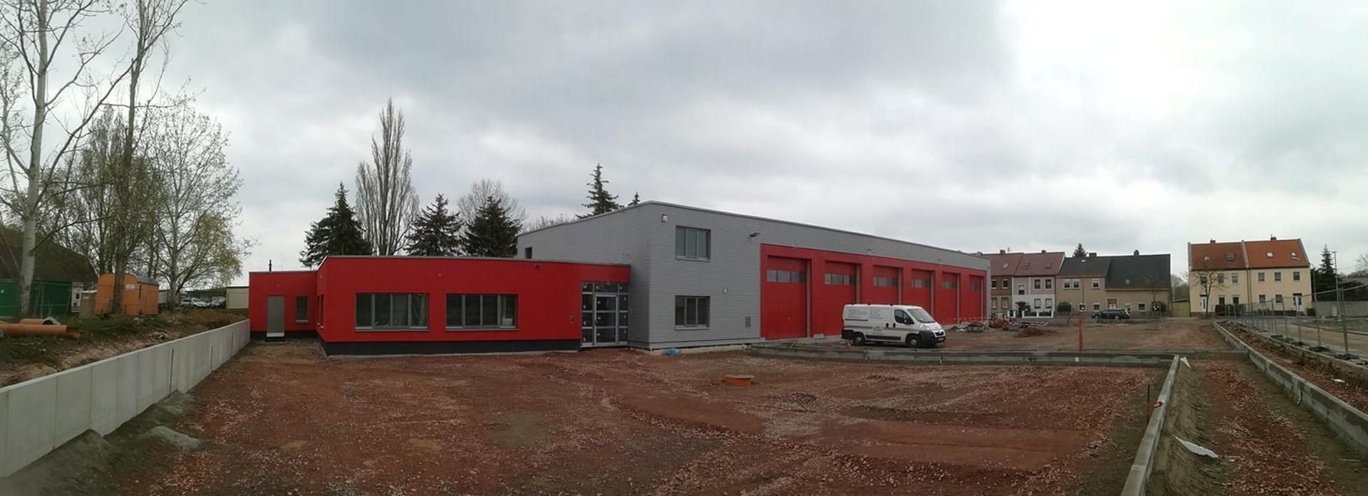 Fast fertig ist das neue Gerätehaus der Feuerwehr in Nienburg.