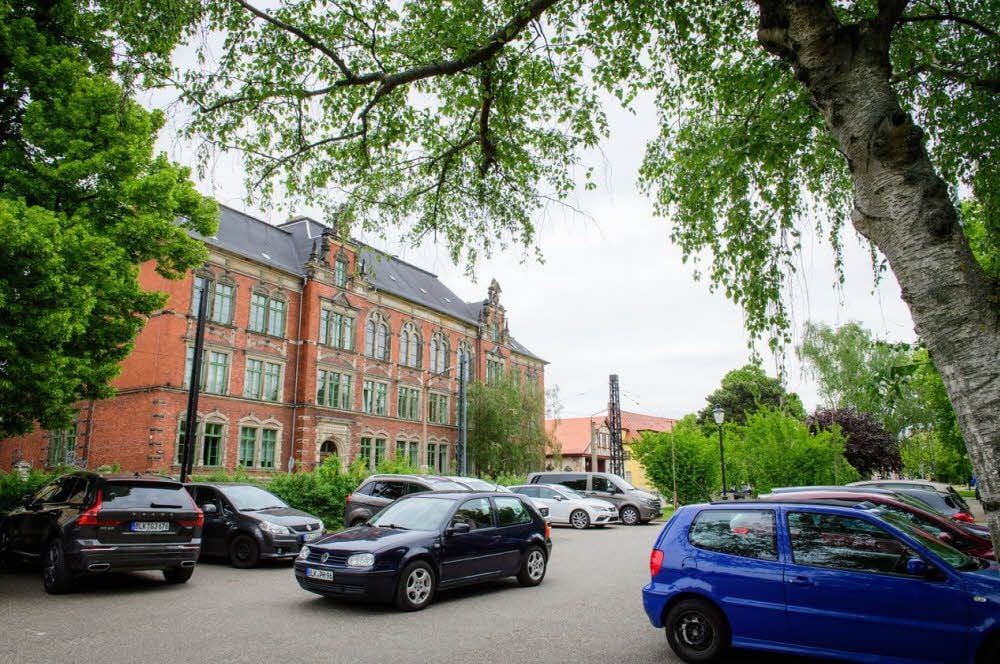 Die Stadtverwaltung wird den Naumburger Räten nun vorschlagen, dass der Busbahnhofnicht auf das Gelände vor der Marienschule verlagert wird.