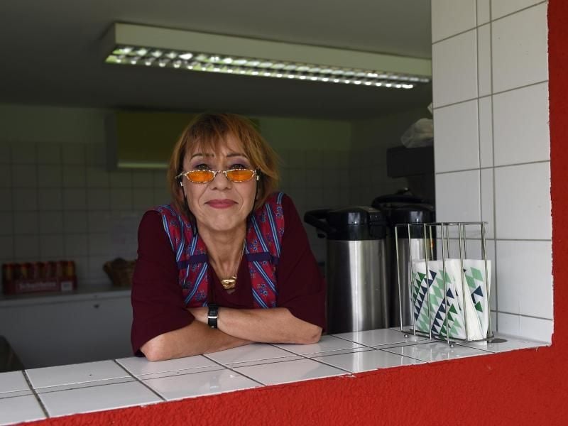 Schauspielerin Gitta Schweighöfer bei Dreharbeiten zu der TV-Serie „Dit is Fussball”. Foto: Britta Pedersen