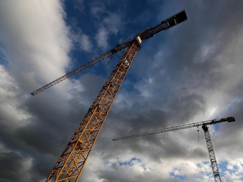 Baukräne sind vor dem Himmel zu sehen. Foto: Jan Woitas/Archivbild