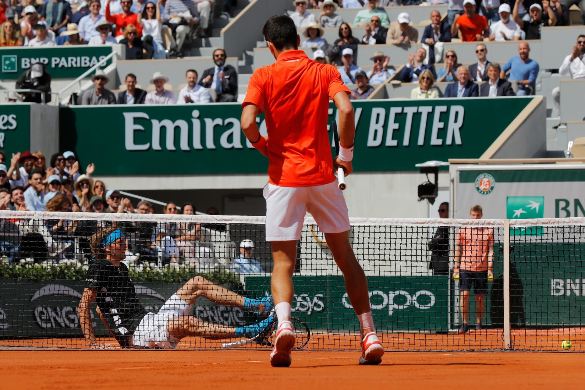 Bild mit Symbolcharakter: Djokovic obenauf, Zverev am Boden.