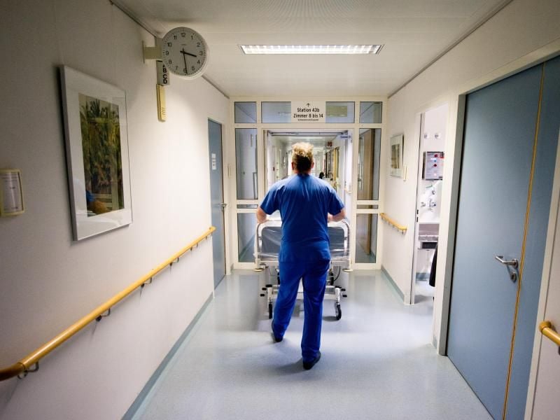 Die gesetzliche Ruhezeit kann in Krankenhäusern von elf auf zehn Stunden verkürzt werden. Innerhalb von vier Wochen muss es dafür einen Ausgleich geben. Foto: Daniel Bockwoldt