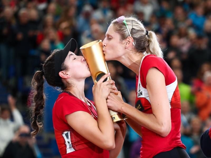 Melissa Humana-Paredes (l) und Sarah Pavan feiern in Hamburg ihren WM-Sieg. Foto: Christian Charisius