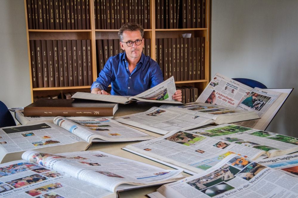 Michael Heise, stellvertretender Redaktionsleiter, schmökert in alten Zeitungsbänden. Zum Tag der offenen Tür können das auch die Besucher tun.