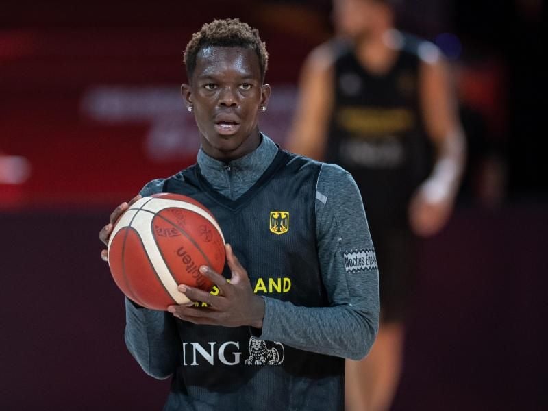 Hat die Haare schön: Dennis Schröder. Foto: Swen Pförtner
