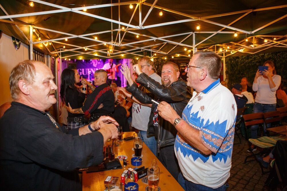Gute Partystimmung herrschte am Samstagabend zur Zeitzer Schwarzbiernacht. Auch im Zeitzer Pub wurde bei Live-Musik und unter freiem Himmel ausgelassen gefeiert.