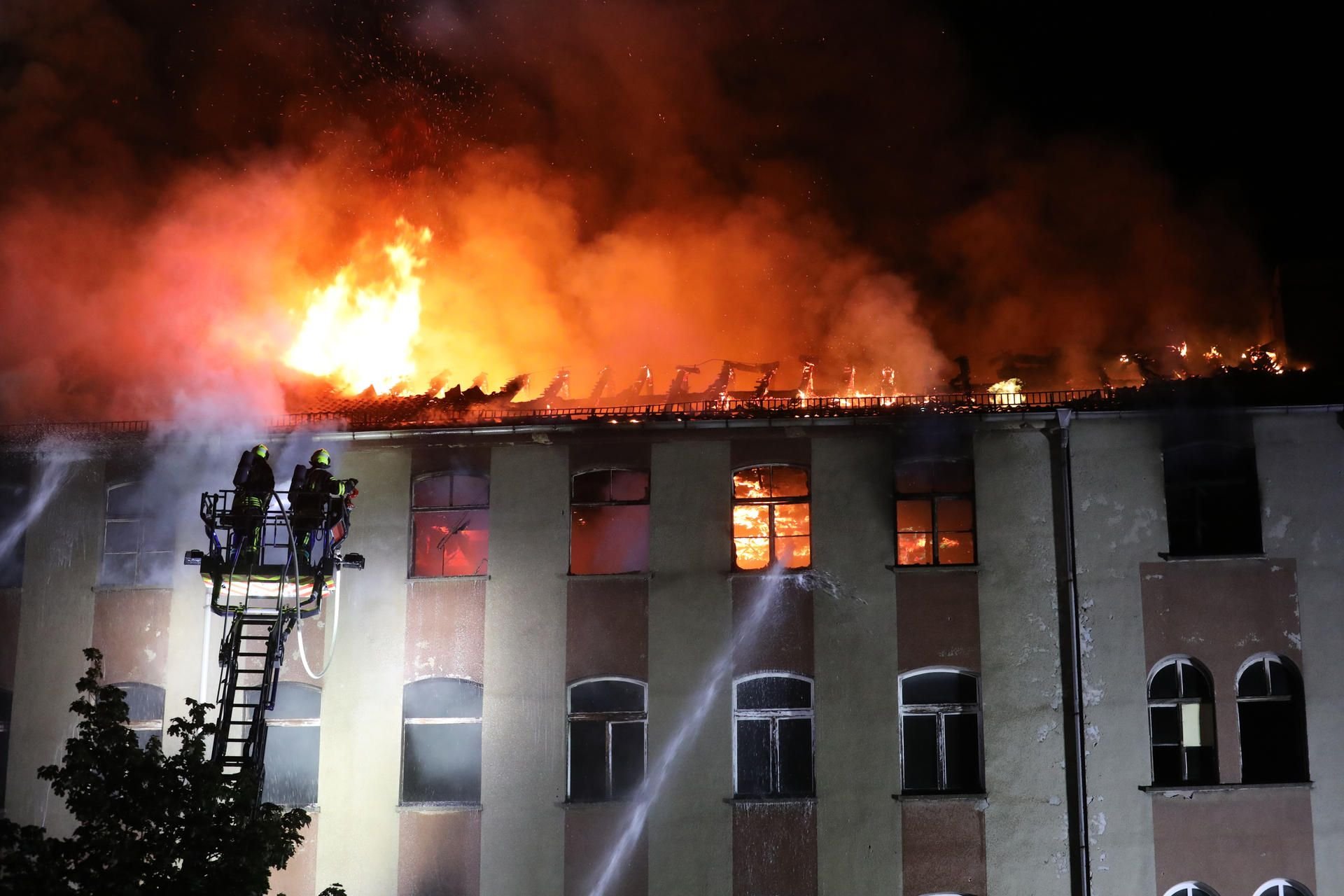 Feuerwehrleute löschen einen Großbrand in der Innenstadt.