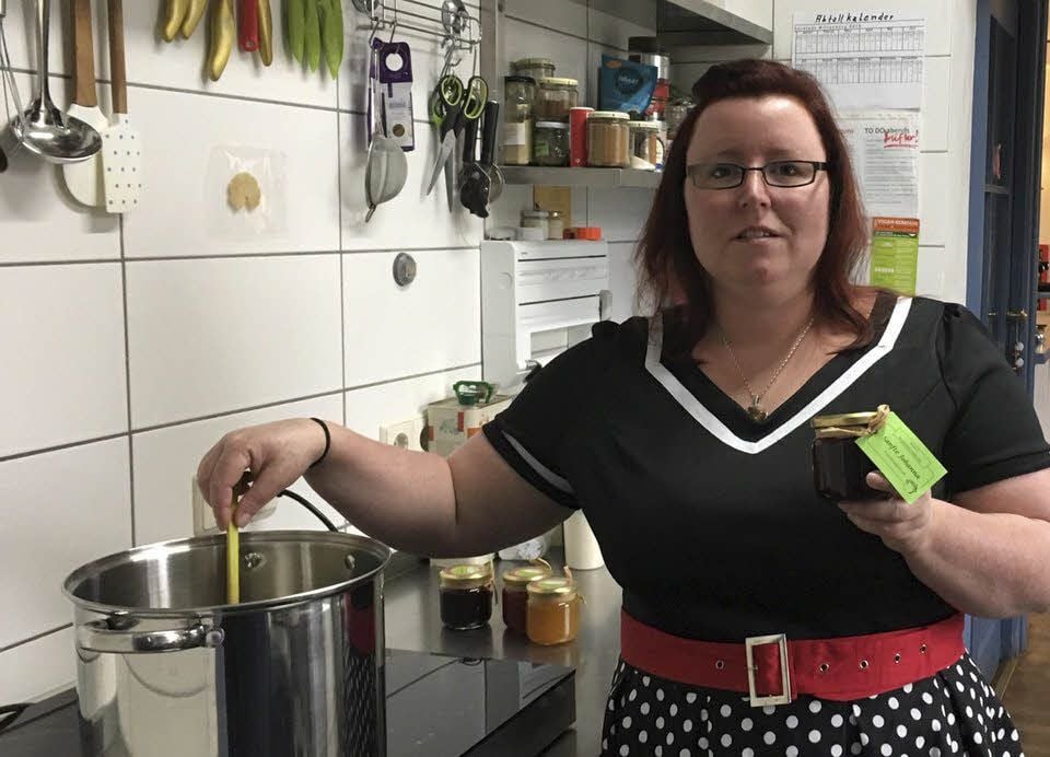 Antje Steinke hat fleißig vorgekocht - hier im Café Vlora. Nun sind hunderte Gläschen mit Fruchtaufstrichen gefüllt.