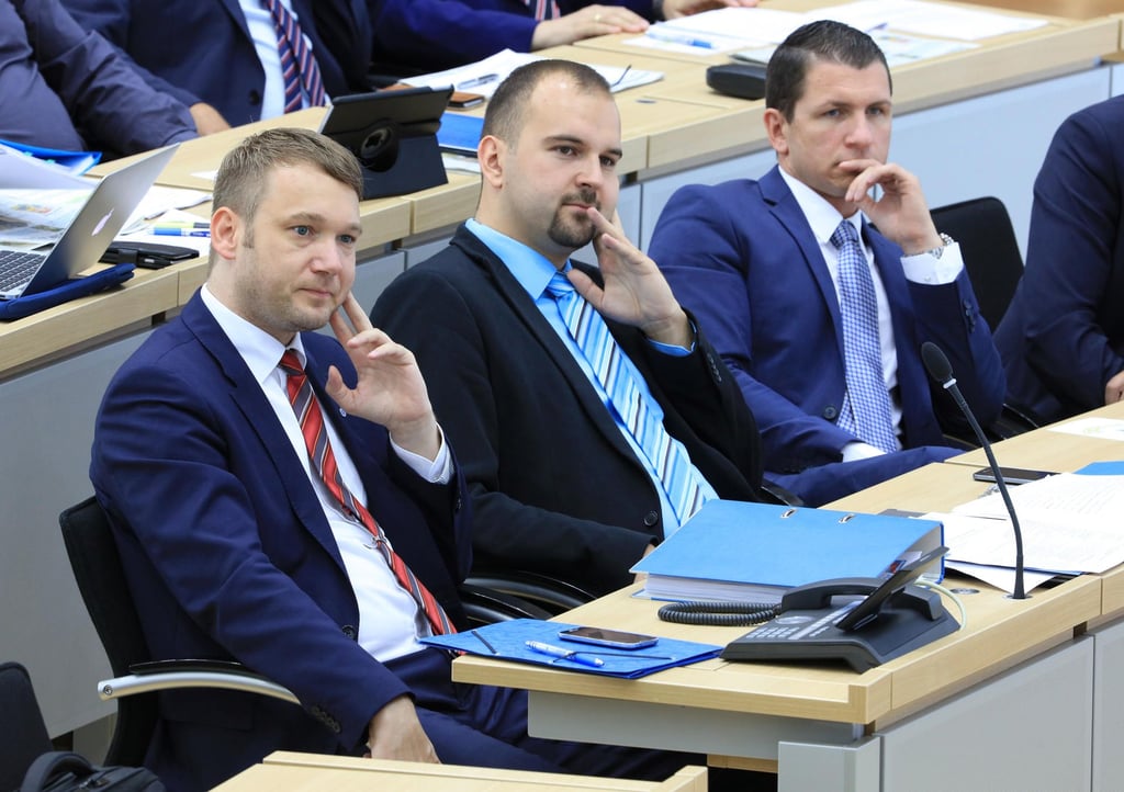 Der AfD-Fraktionsvorsitzende Andre Poggenburg (l-r) und der AfD-Abgeordnete Daniel Roi und der stellvertretende AfD-Fraktionschef Matthias Büttner.