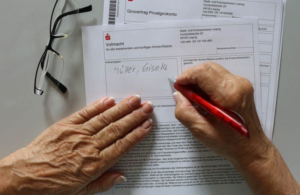 Mit einer Vollmacht können Bankkunden sicherstellen, dass Bankgeschäfte erledigt werden, wenn sie selbst nicht mehr dazu in der Lage sind.