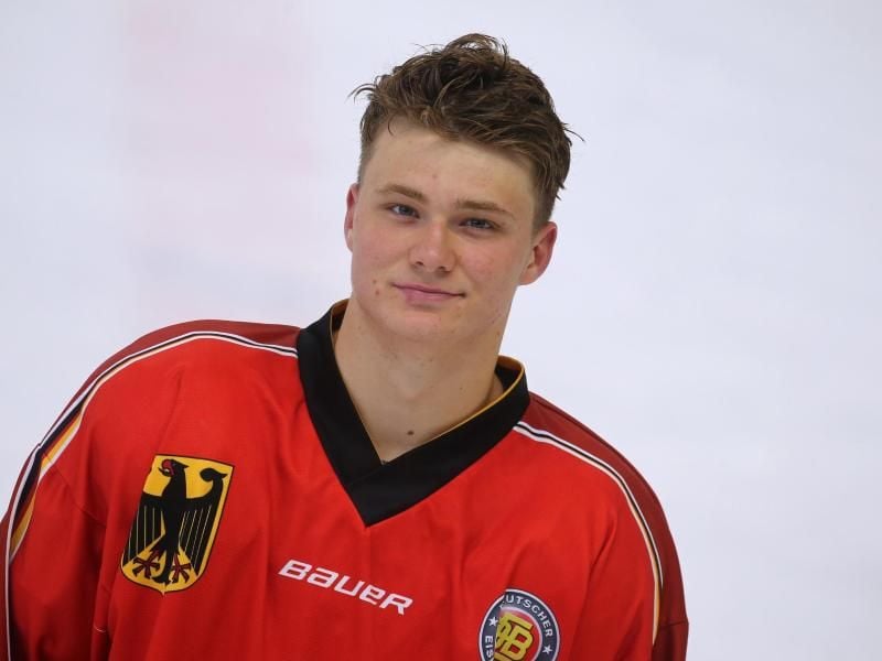 Tim Stützle steht bei einem Trainingslehrgang der deutschen Eishockey-Nationalmannschaft im September auf dem Eis. Foto: Karl-Josef Hildenbrand/dpa