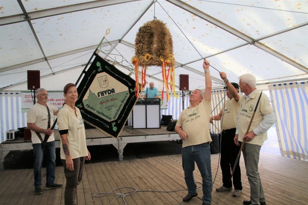 Die Erntekrone wird aufgehängt.