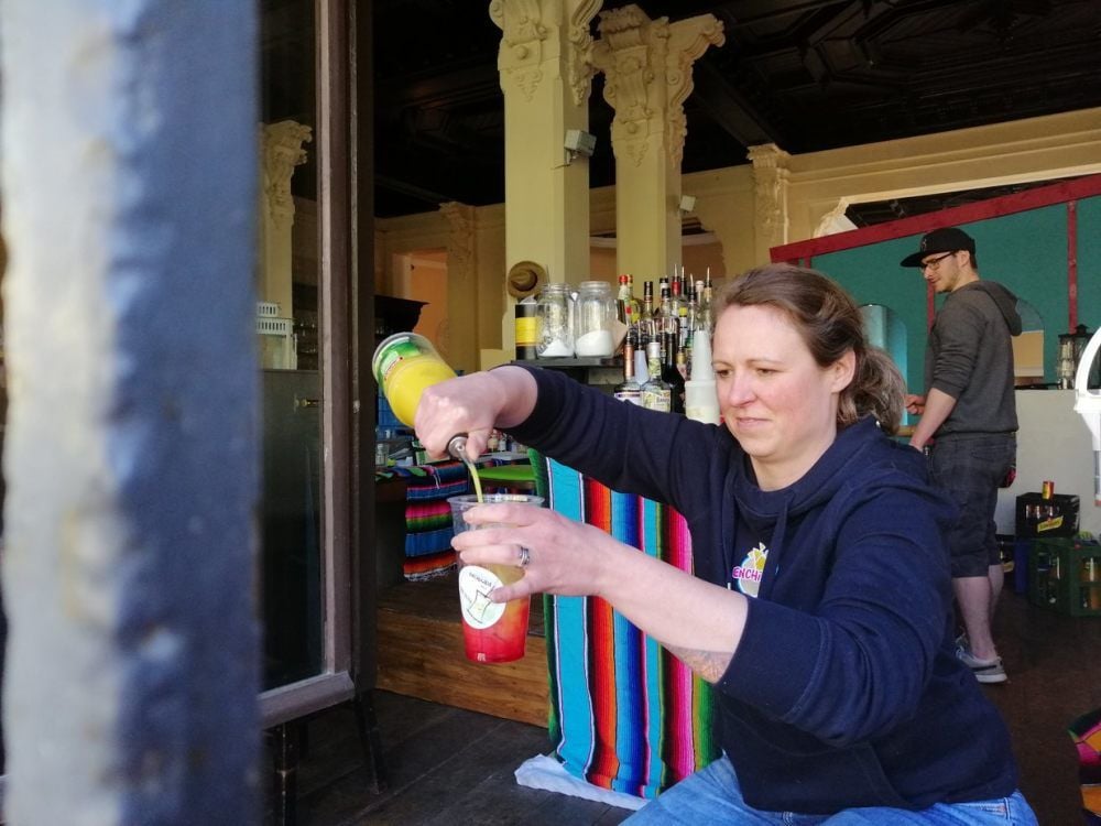 Johanna Gutsche hat im „Enchilada“ einen Cocktailverkauf durchs Fenster ins Leben gerufen.