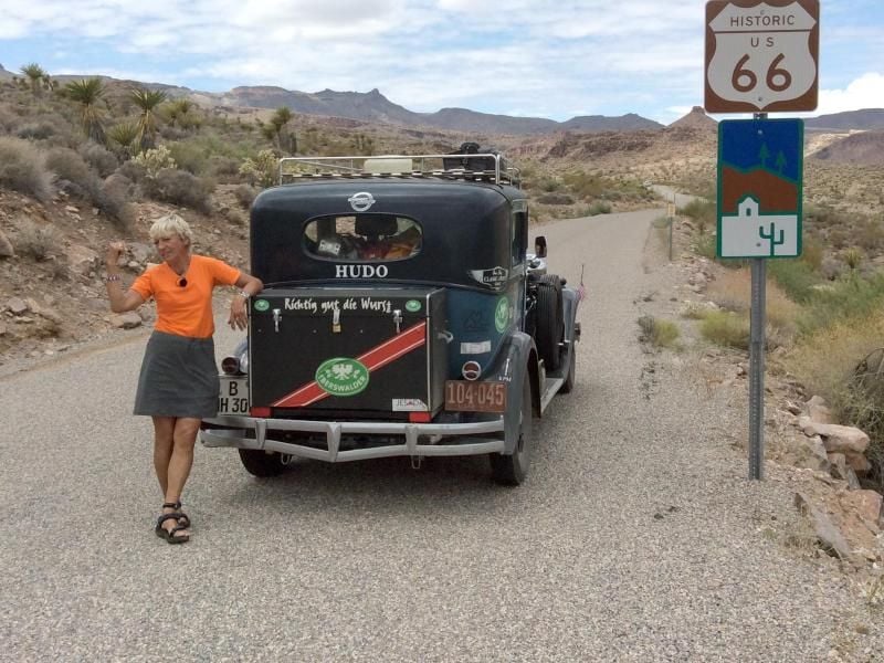Die Berliner Rallyefahrerin Heidi Hetzer und „Hudo” grüßen von der Route 66 in Arizona. Foto: Privat